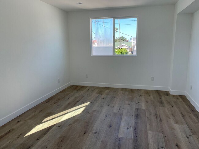 Building Photo - 1529 Winona Blvd