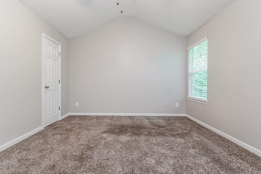 Building Photo - 385 Hidden Creek Ln