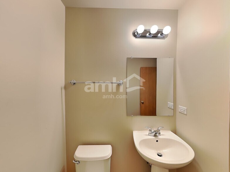 Building Photo - 818 Glen Cove Ln