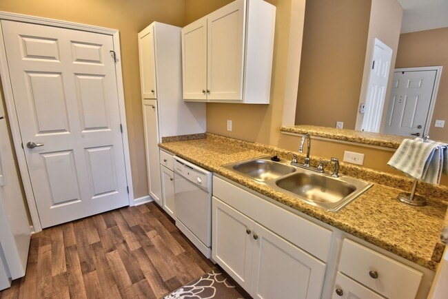 Building Photo - Second Floor Front View 2 Bedroom in a Gated Community!