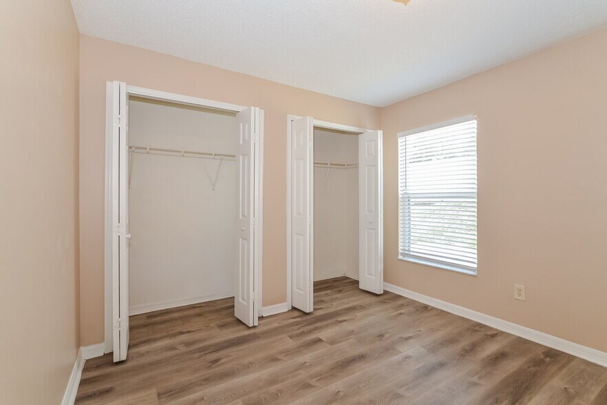 Building Photo - 310 Country Lakes Cir
