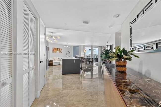 Building Photo - 9821 E Bay Harbor Dr