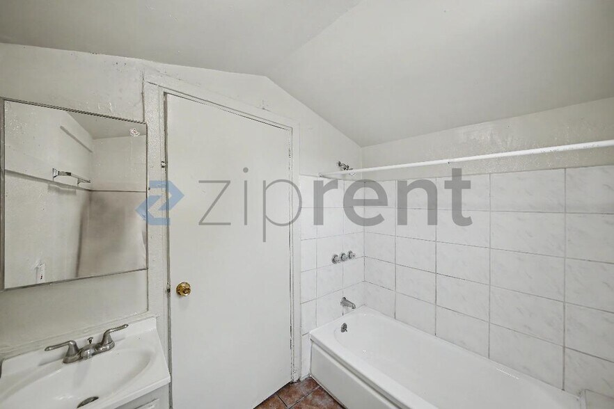 Building Photo - Unit B