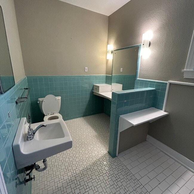 Building Photo - Large 5 bed house in the hart of West Campus.