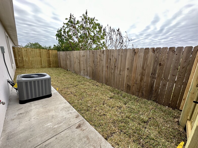 Building Photo - 3924 Las Vistas Ln