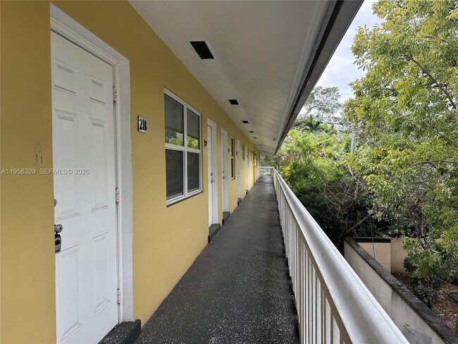 Building Photo - 2536 Van Buren St