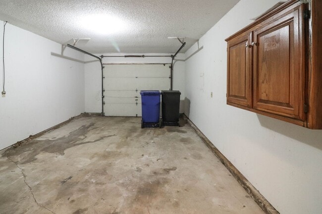 Building Photo - Cozy & Updated