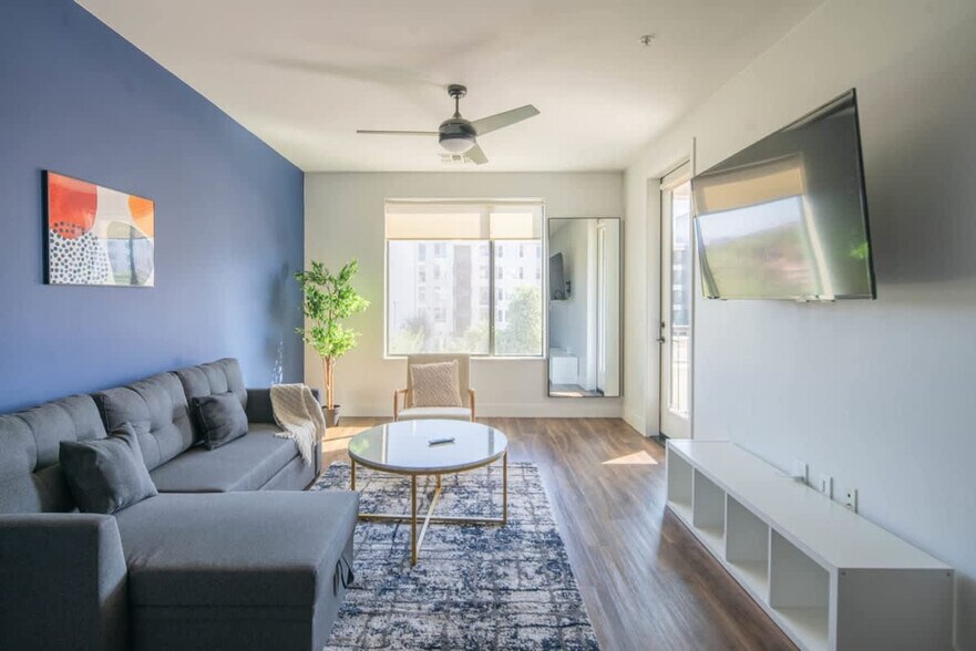 Primary Photo - 688 W 1st St