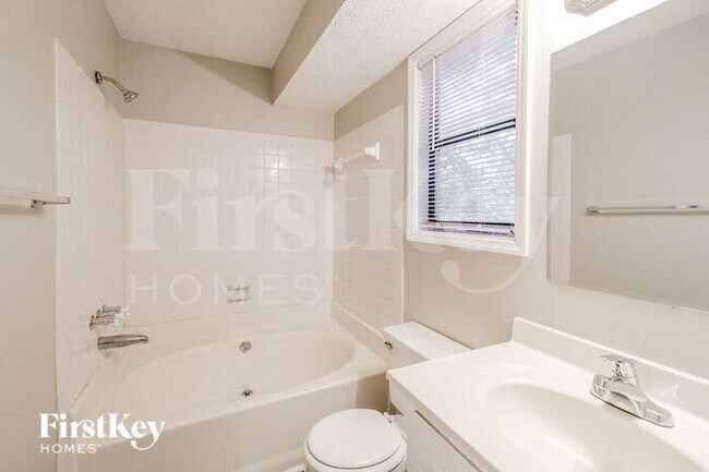 Building Photo - 634 Woodsong Ln