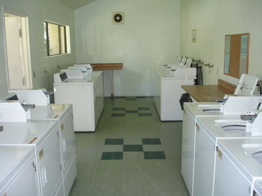 Building Photo - 1 Bedroom Condo in Canyon Country!
