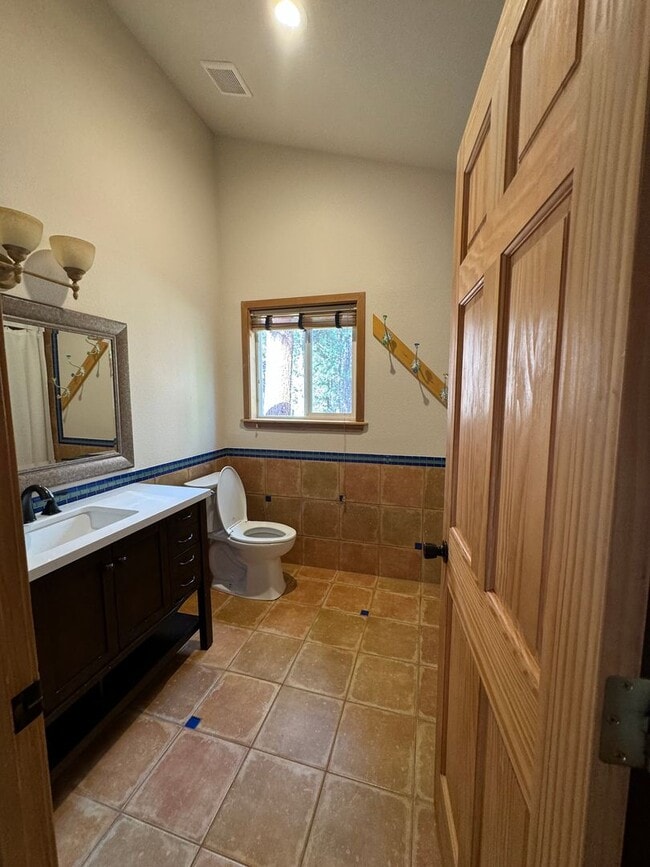 Building Photo - Luxury Mountain Retreat: 4-Bedroom Home wi...