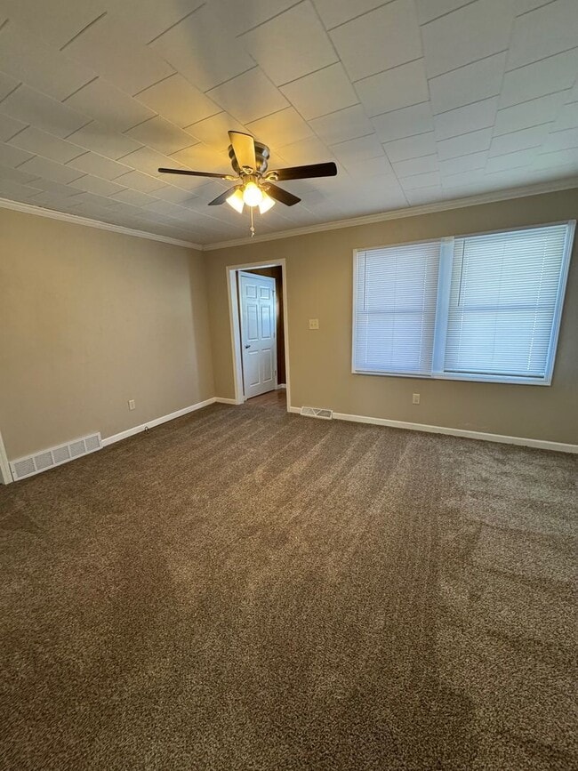 Building Photo - Two Bedroom One Bathroom Home in Machesney Park $1,395.00