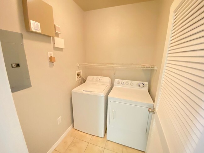 Building Photo - Beautiful 1/1 Condo in the Gated Community...