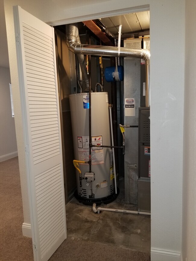 Building Photo - 2058 Sumac St