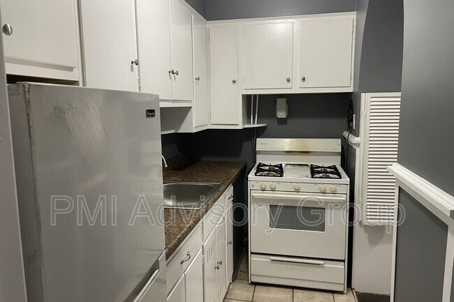 Building Photo - 3220 SW Huntoon St