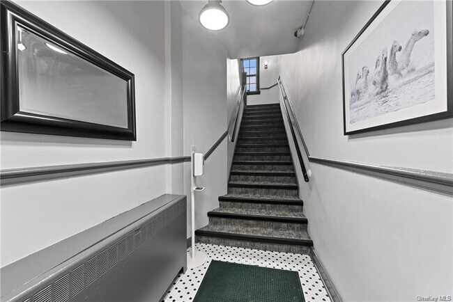 Building Photo - 633 Old Post Rd