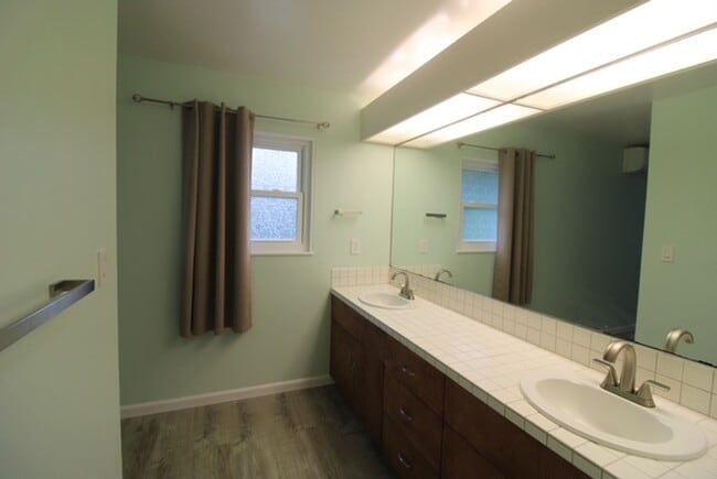 Building Photo - Beautiful 3 Bedroom 2.5 Bath house in Gate...