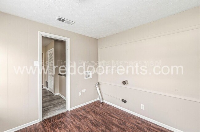 Building Photo - 5563 E 34th St