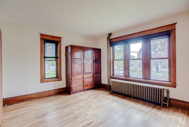 Building Photo - 1360 Dale St N