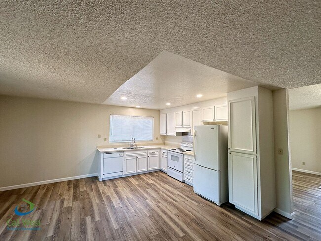 Building Photo - $4295 - 3 Bed/2 Bath Home on a Cul-de-sac near Coyote Creek in South San Jose/Small pet friendly!
