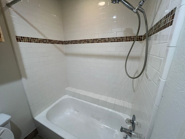 Building Photo - Fantastic Luxury 1-1 in the heart of Allandale