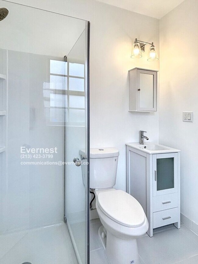 Building Photo - Lovely 2-Bedroom Duplex with Modern Comfor...