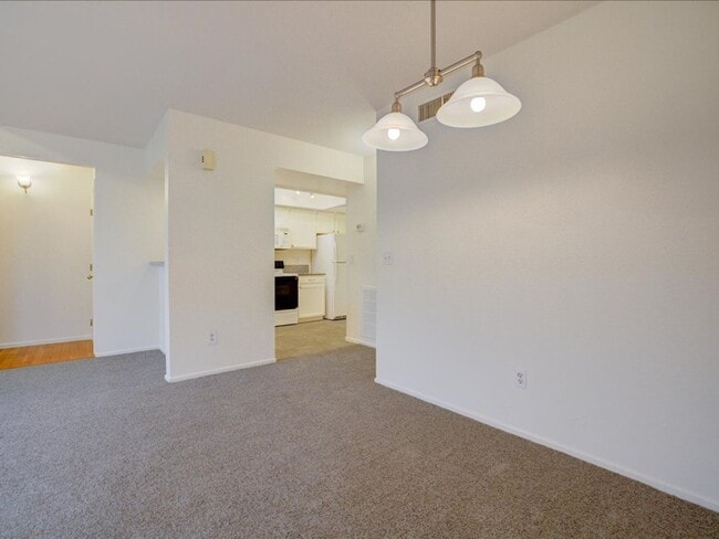 Building Photo - 2 Bedroom, 2 Bath