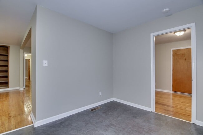 Building Photo - Updated 3 Bed 2 Bath off Columbia Rd