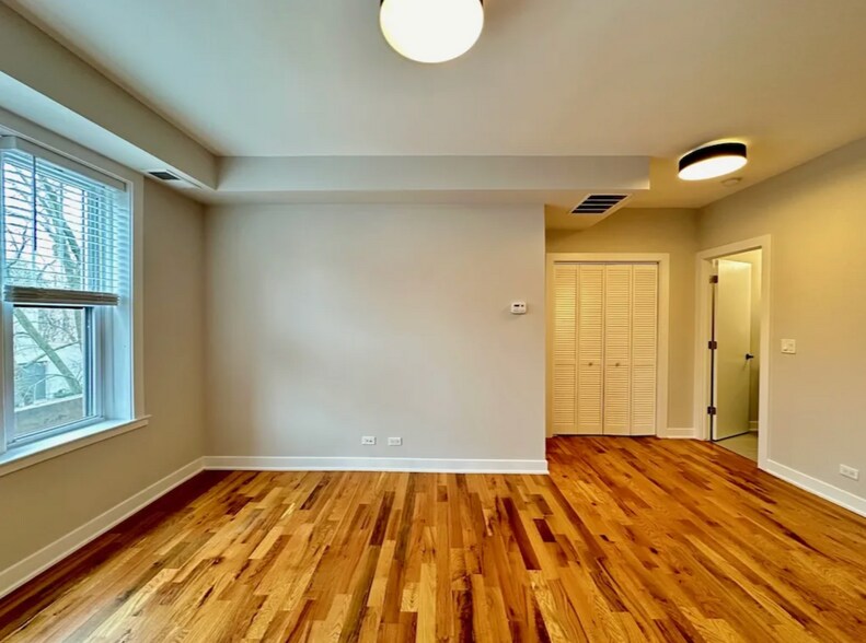 Building Photo - 655 W Wrightwood Ave