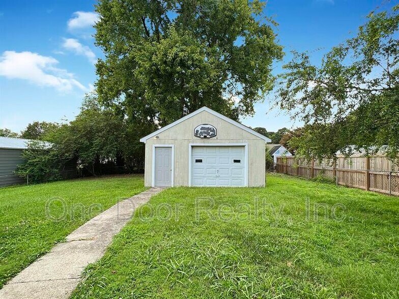 Building Photo - 130 Nelson Dr