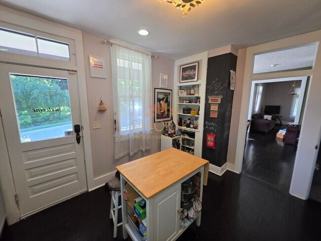 Building Photo - LARGE 4 BR HOME CLOSE TO DOWNTOWN W/ LOTS OF AMENITIES