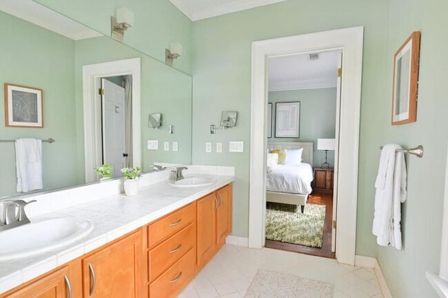 Building Photo - 2076 Ridgedale Rd NE