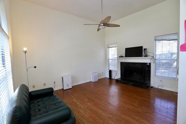 Building Photo - 21 N Trace Ct