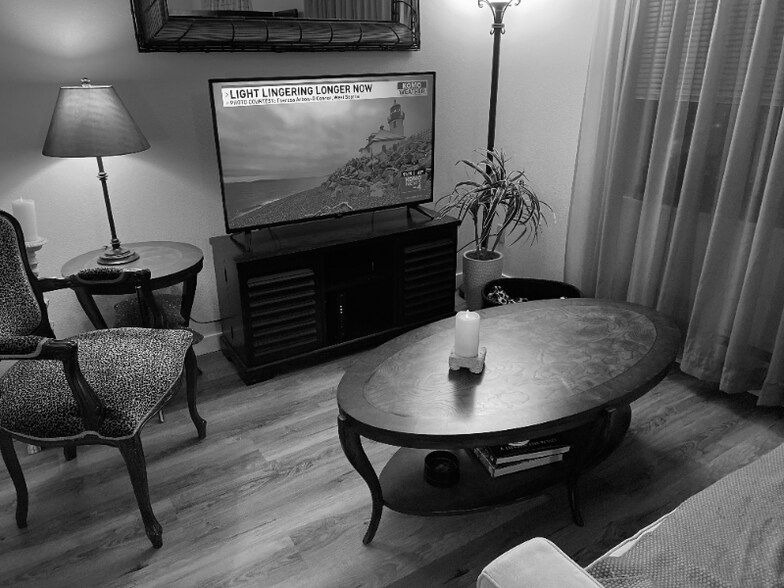 Building Photo - 334 Wells Ave S