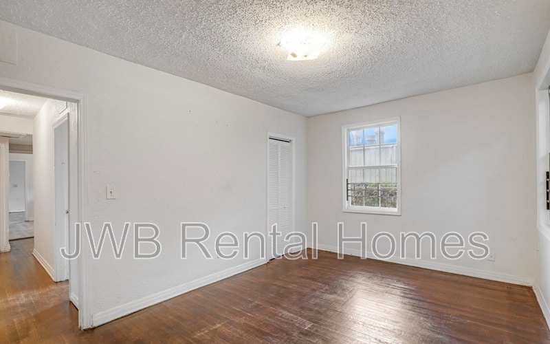 Building Photo - 330 W 26th St