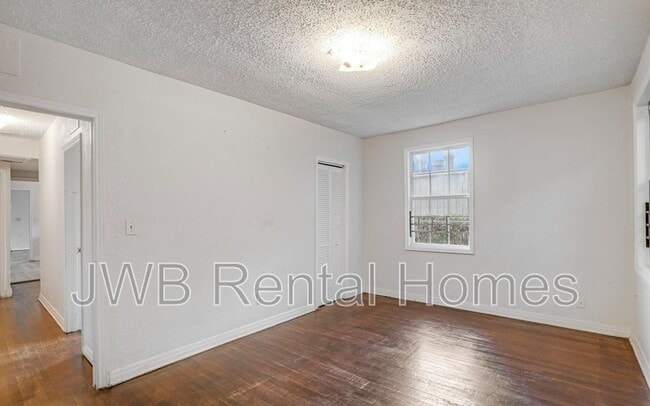 Building Photo - 330 W 26th St
