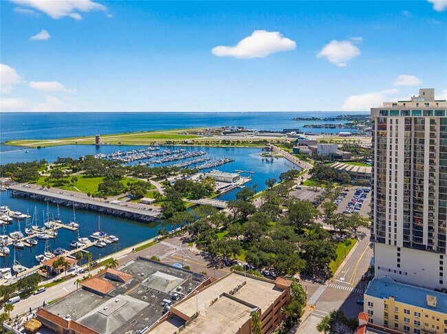 Building Photo - 1 Beach Dr SE