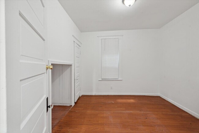 Building Photo - 4 Bedroom 2 Bath $1,500