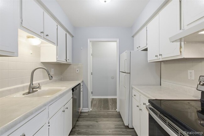 Building Photo - 39435 Van Dyke Ave