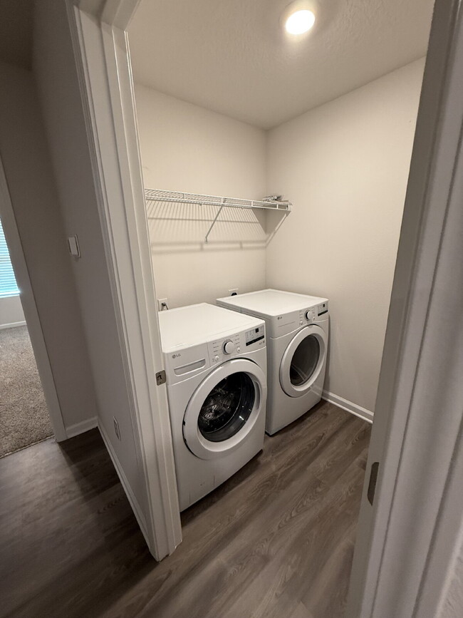 Building Photo - Spacious 4-Bedroom Rental in Quiet Pensaco...