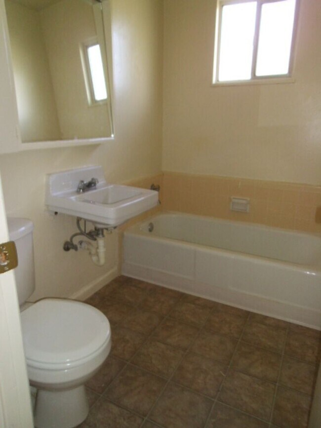 Building Photo - 119-119 W Locust Ave