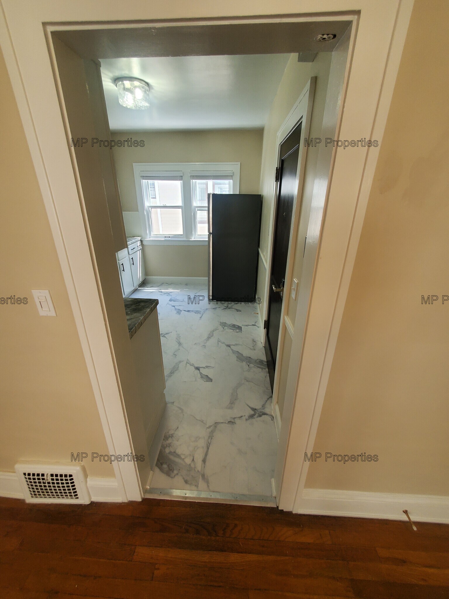 Building Photo - 1302 Hathaway Ave