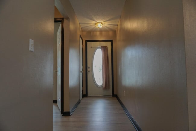 Building Photo - 322 Apple Dr