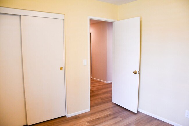 Building Photo - Newly remodeled and updated