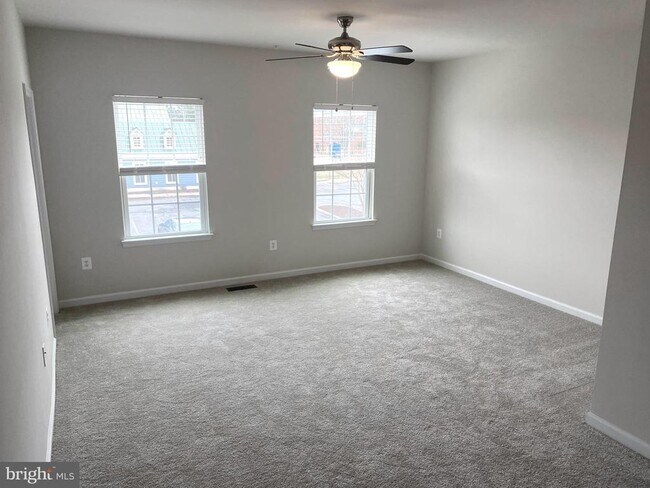 Building Photo - 7911 Independence Dr