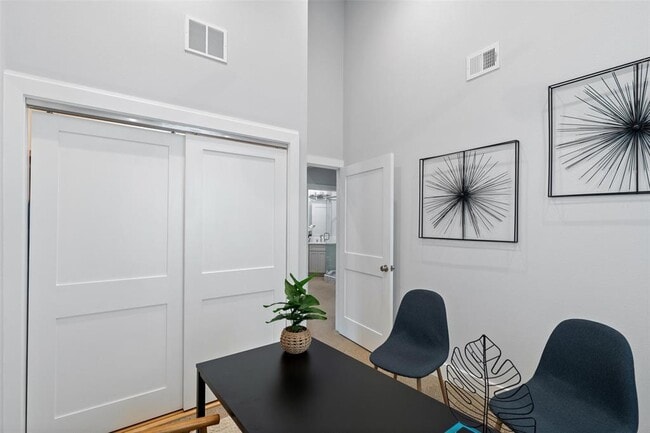 Building Photo - 2211 E 18th St