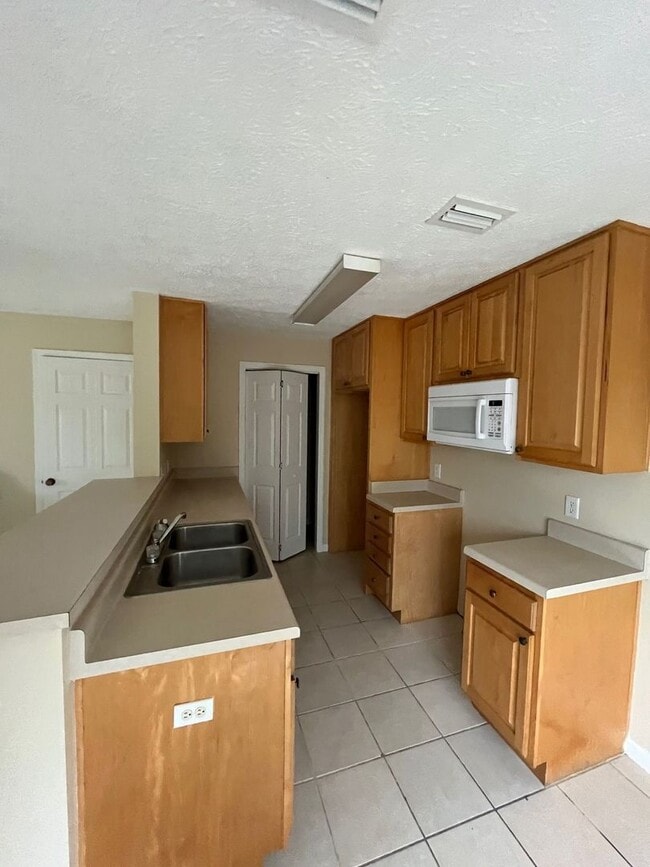 Building Photo - 1305 County Rd 390