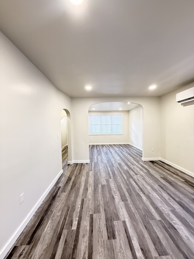 Building Photo - 629 Main St