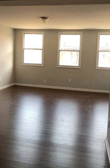 Building Photo - 1405 E Carson St