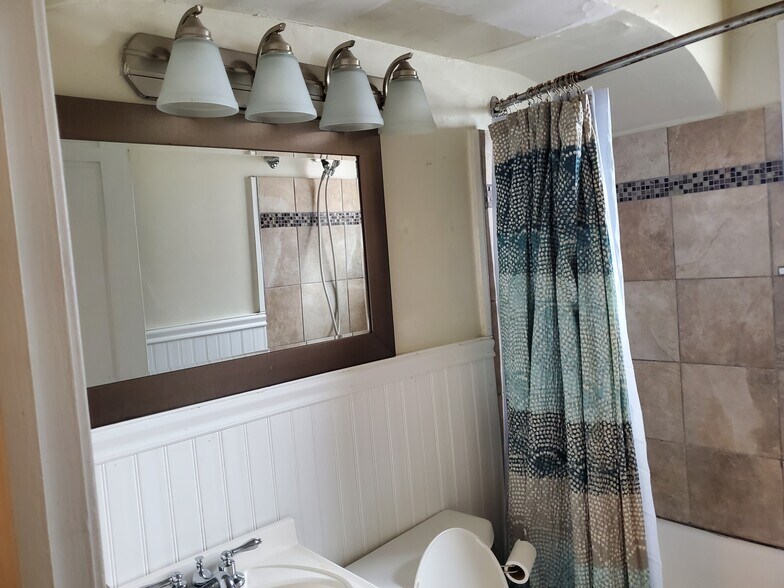 Building Photo - 215 W Chestnut St